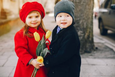 bir parkta litlle çocuklar