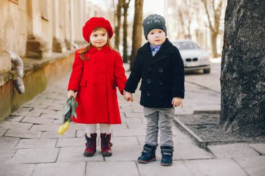 bir parkta litlle çocuklar