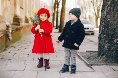 bir parkta litlle çocuklar