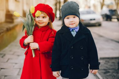 bir parkta litlle çocuklar