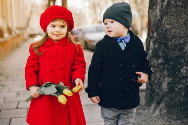 bir parkta litlle çocuklar