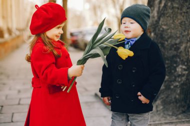 bir parkta litlle çocuklar