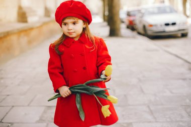çiçekli litlle kız