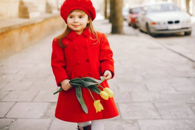 çiçekli litlle kız