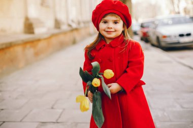 çiçekli litlle kız