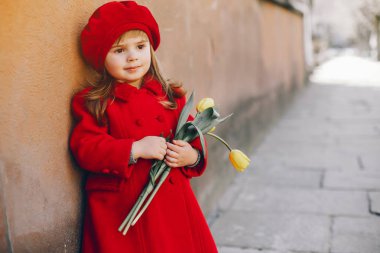 çiçekli litlle kız