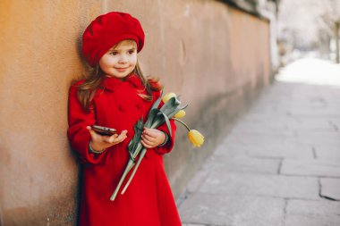 çiçekli litlle kız