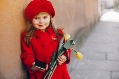 çiçekli litlle kız