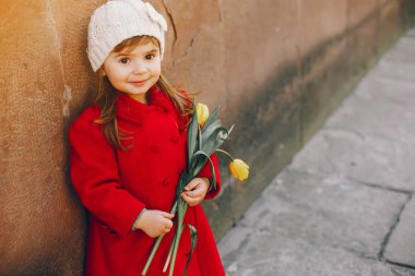 çiçekli litlle kız