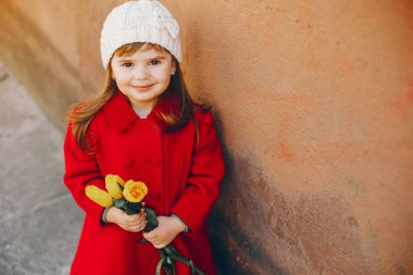 çiçekli litlle kız