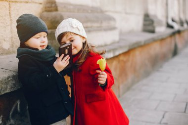 bir parkta litlle çocuklar