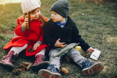 bir parkta litlle çocuklar