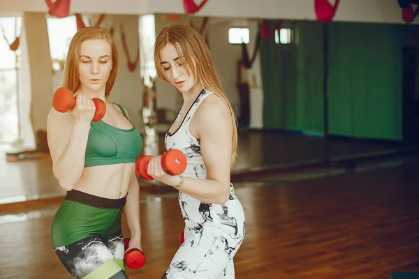 Δύο σπορ κορίτσια σε ένα γυμναστήριο — Φωτογραφία Αρχείου