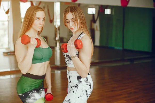 Zwei sportliche Mädchen in einer Turnhalle — Stockfoto