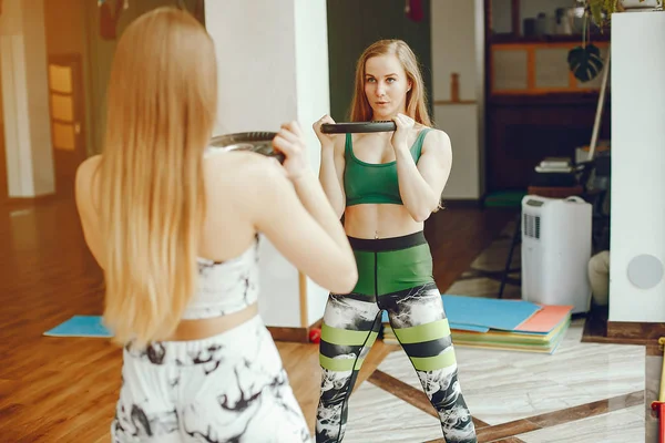 Zwei sportliche Mädchen in einer Turnhalle — Stockfoto