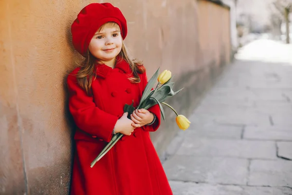 Litlle menina com flores — Fotografia de Stock