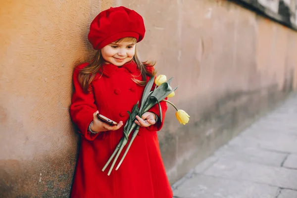 çiçekli litlle kız