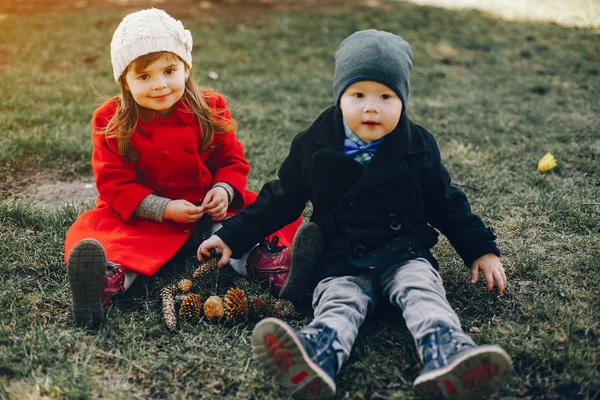 Litlle enfants dans un parc — Photo