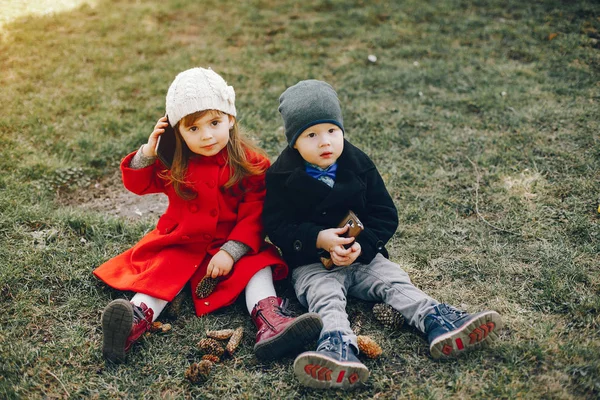 Crianças pequeninas em um parque — Fotografia de Stock
