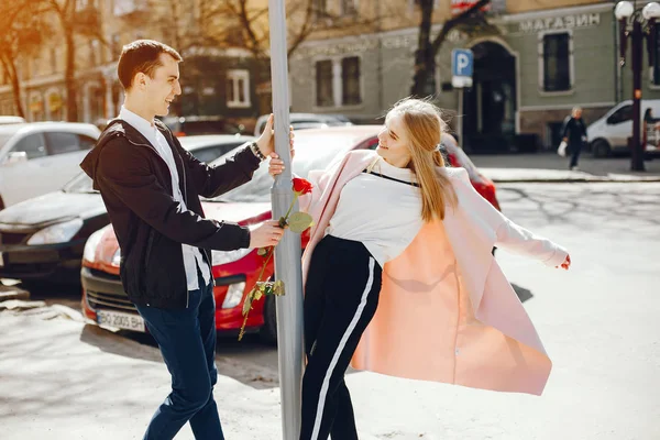 Casal bonito em uma cidade — Fotografia de Stock