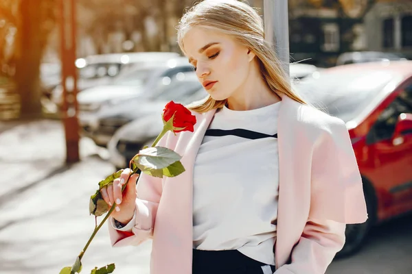 Bonita rubia con rosa —  Fotos de Stock