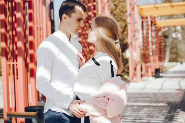 Casal bonito em uma cidade — Fotografia de Stock