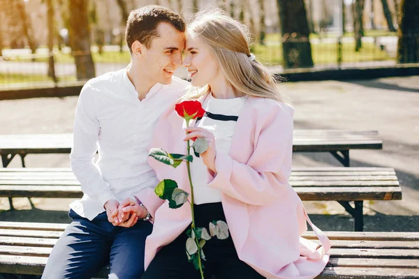 Casal bonito em uma cidade — Fotografia de Stock