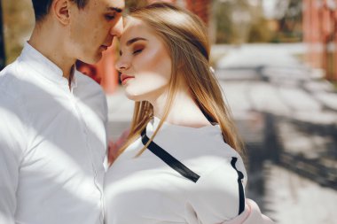 bir şehirde sevimli çift