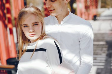 bir şehirde sevimli çift