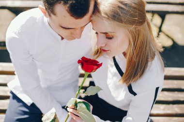 bir şehirde sevimli çift