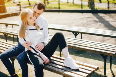 bir şehirde sevimli çift