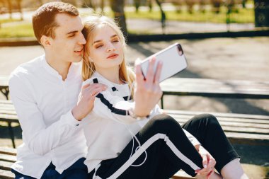 bir şehirde sevimli çift