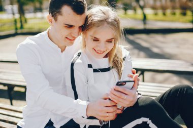 bir şehirde sevimli çift