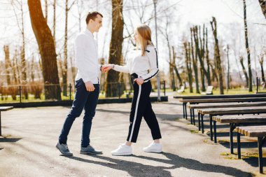 bir şehirde sevimli çift