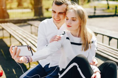 bir şehirde sevimli çift