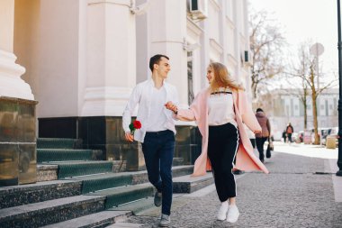 bir şehirde sevimli çift