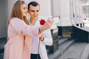 bir şehirde sevimli çift