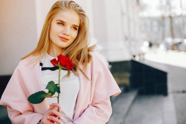 Gül desenli güzel sarışın