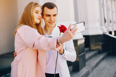 bir şehirde sevimli çift