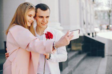 bir şehirde sevimli çift