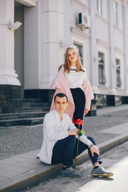 bir şehirde sevimli çift