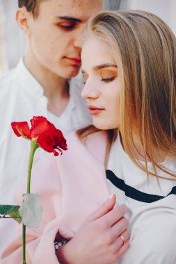 bir şehirde sevimli çift