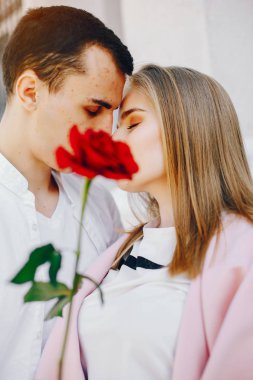 bir şehirde sevimli çift