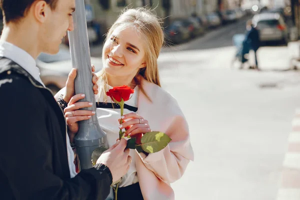 Cute couple in a city — Stock Photo, Image