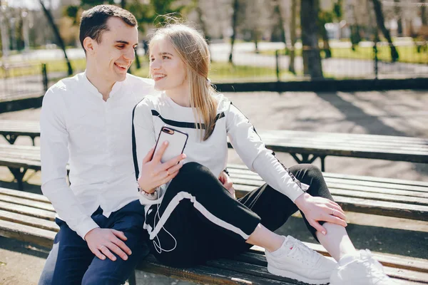 Linda pareja en una ciudad — Foto de Stock