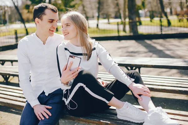 Linda pareja en una ciudad —  Fotos de Stock