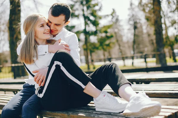 Casal bonito em uma cidade — Fotografia de Stock