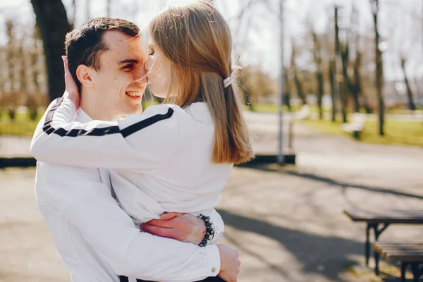 Casal bonito em uma cidade — Fotografia de Stock