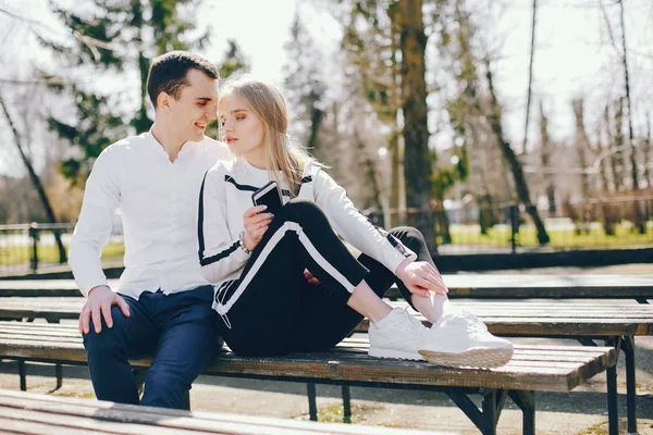 bir şehirde sevimli çift