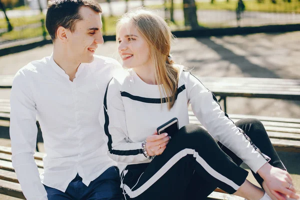 Linda pareja en una ciudad —  Fotos de Stock